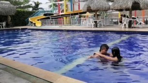 Tarde De Piscina Con El Enano Termina Con Una Rica Mamada De Verga y Follada En El Baño