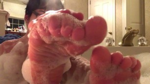 Steamy Short Haired Mommy Shows off her Hot Ass and Feet in Bath